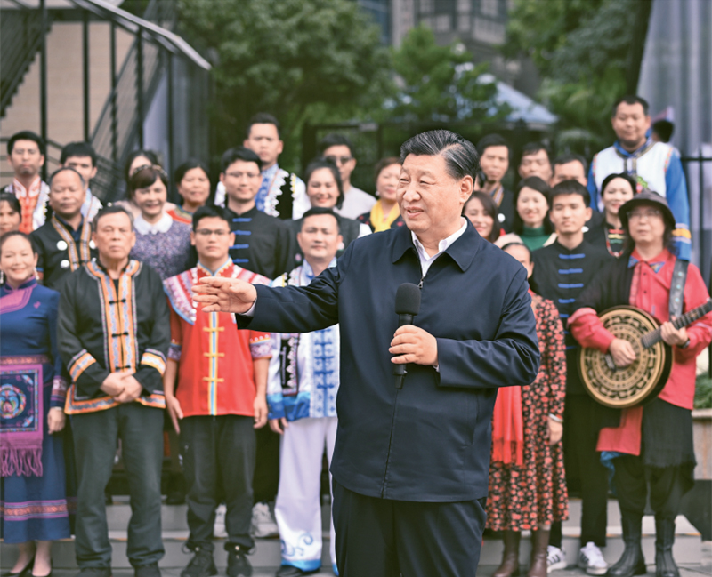 2023年12月14日至15日,中共中央總書記、國家主席、中央軍委主席習(xí)近平在廣西考察。這是14日上午,習(xí)近平在南寧市良慶區(qū)蟠龍社區(qū)考察時(shí),同社區(qū)各族群眾親切交流。