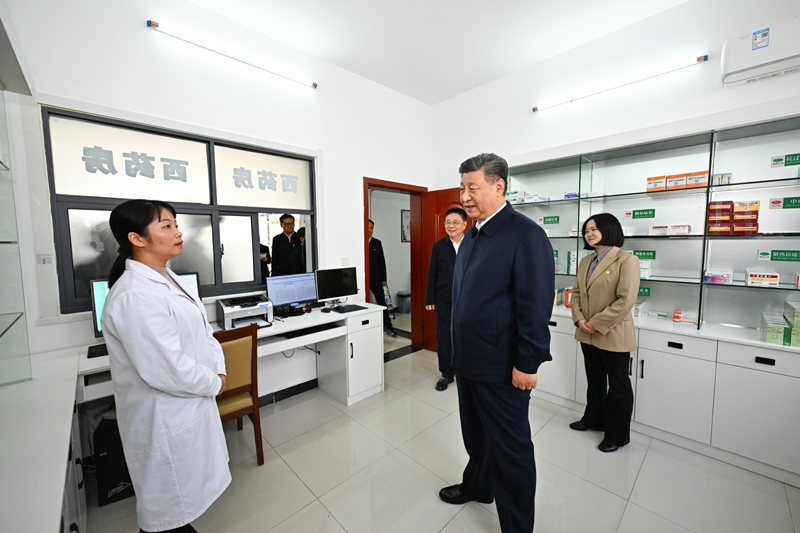 11月4日至6日，中共中央總書記、國家主席、中央軍委主席習近平在湖北考察。這是5日上午，習近平在咸寧市嘉魚縣潘家灣鎮(zhèn)四邑村衛(wèi)生室考察。