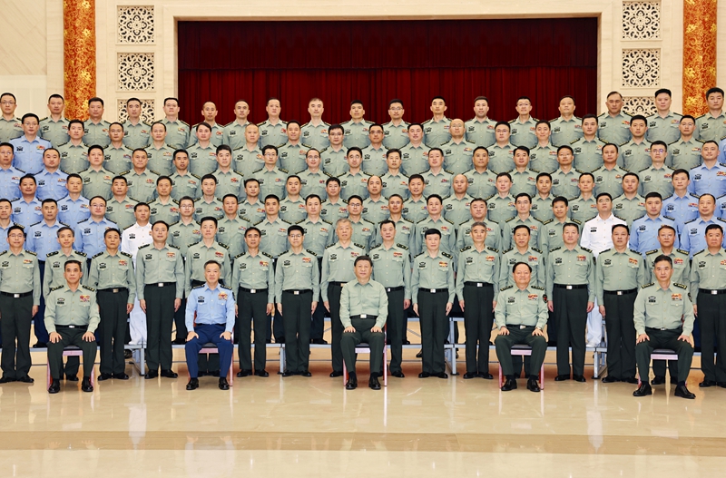 5月22日至24日，中共中央總書記、國(guó)家主席、中央軍委主席習(xí)近平在山東考察。這是23日上午，習(xí)近平在濟(jì)南親切接見(jiàn)駐濟(jì)南部隊(duì)上校以上領(lǐng)導(dǎo)干部，代表黨中央和中央軍委向駐濟(jì)南部隊(duì)全體官兵致以誠(chéng)摯問(wèn)候。