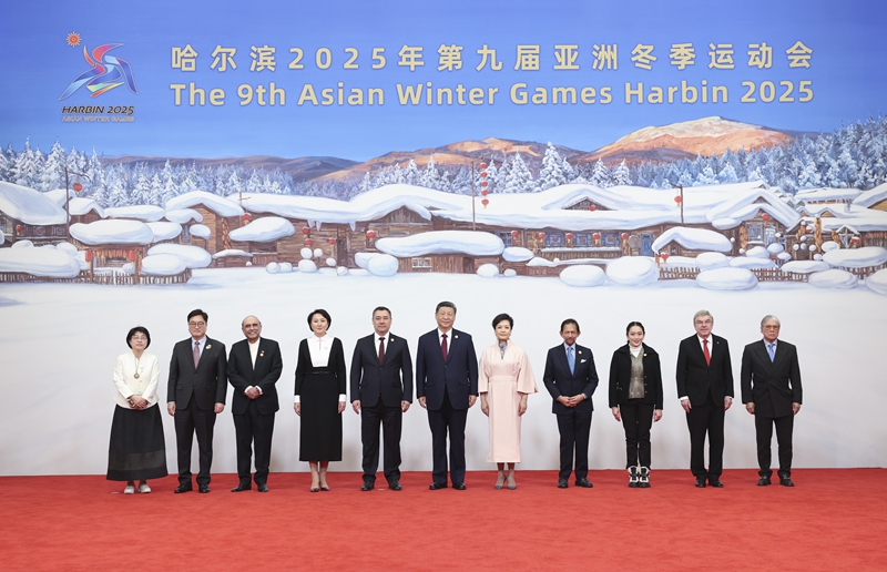 ??2月7日中午，國(guó)家主席習(xí)近平和夫人彭麗媛在黑龍江省哈爾濱市太陽(yáng)島賓館舉行宴會(huì)，歡迎來(lái)華出席哈爾濱第九屆亞洲冬季運(yùn)動(dòng)會(huì)開(kāi)幕式的國(guó)際貴賓。這是習(xí)近平和彭麗媛同貴賓們合影留念。