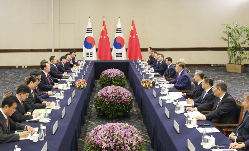 當(dāng)?shù)貢r間11月15日上午，國家主席習(xí)近平在利馬出席亞太經(jīng)合組織領(lǐng)導(dǎo)人非正式會議期間會見韓國總統(tǒng)尹錫悅。