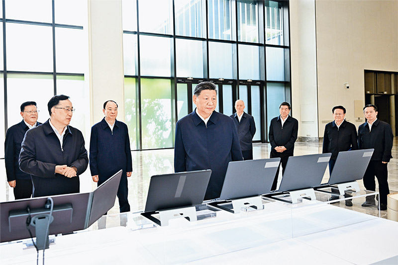 ??2025年11月7日至8日，中共中央總書記、國家主席、中央軍委主席習(xí)近平在廣東考察。這是8日上午，習(xí)近平在廣州察看廣東科技創(chuàng)新和產(chǎn)業(yè)創(chuàng)新融合發(fā)展成果展示。