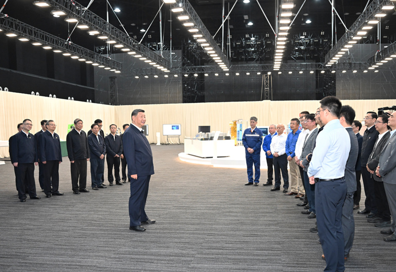 10月17日至18日，中共中央總書記、國家主席、中央軍委主席習(xí)近平在安徽考察。這是17日下午，習(xí)近平在合肥濱湖科學(xué)城考察時(shí)，同現(xiàn)場科研人員和企業(yè)負(fù)責(zé)人親切交流。