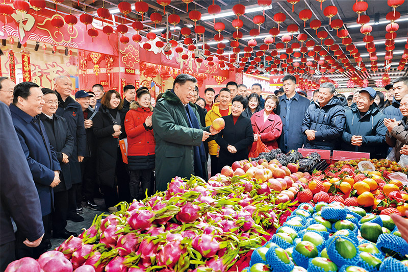 ??2025年1月22日至24日，中共中央總書記、國家主席、中央軍委主席習(xí)近平冒著嚴(yán)寒來到遼寧，看望慰問基層干部群眾。這是23日上午，習(xí)近平在沈陽大東副食品商場考察時，同店主和顧客親切交流。 