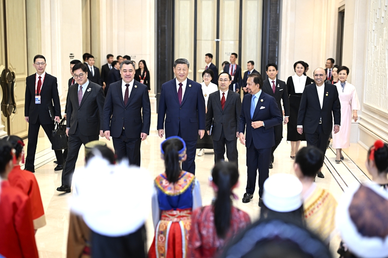 ??2月7日中午，國(guó)家主席習(xí)近平和夫人彭麗媛在黑龍江省哈爾濱市太陽(yáng)島賓館舉行宴會(huì)，歡迎來(lái)華出席哈爾濱第九屆亞洲冬季運(yùn)動(dòng)會(huì)開(kāi)幕式的國(guó)際貴賓。40名身著中外民族服裝的少年兒童唱起優(yōu)美的黑龍江民歌《烏蘇里船歌》，熱烈歡迎國(guó)際貴賓。